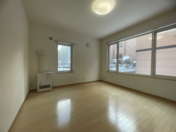 ステート平和通102の居間