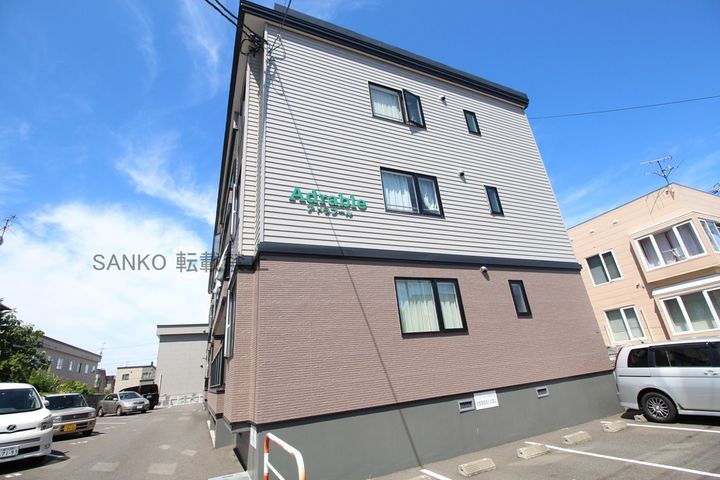 アドラブール301の外観