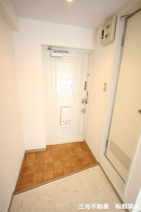 クレストコート北大前808の玄関