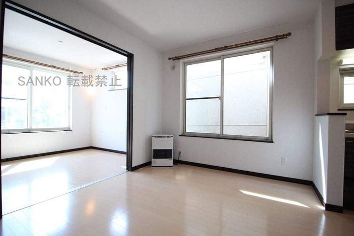 レユシール六番館201の居間