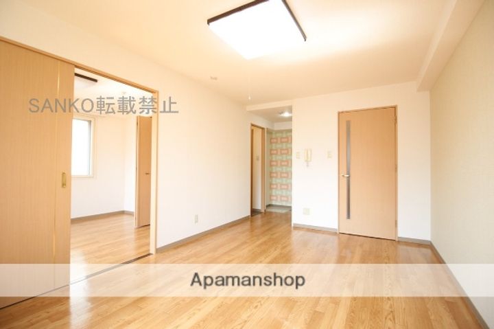 北海道札幌市東区北九条東8丁目の賃貸マンションの居間