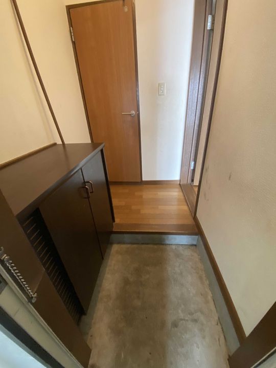 ハウスチクバ202の玄関