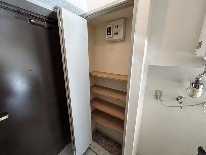 メゾンクレスト元町406の玄関