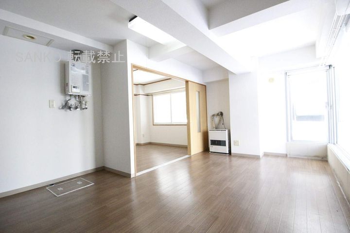 カーサ雅元町401の居間