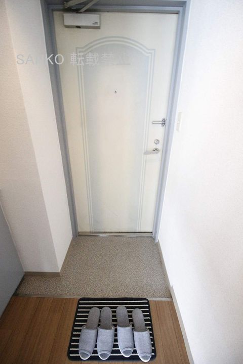 カーサ雅元町401の玄関