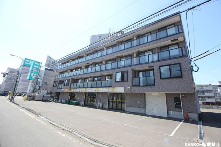 カルフール麻生の外観