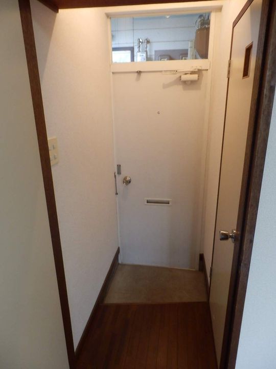 ルナフラッツ107の玄関