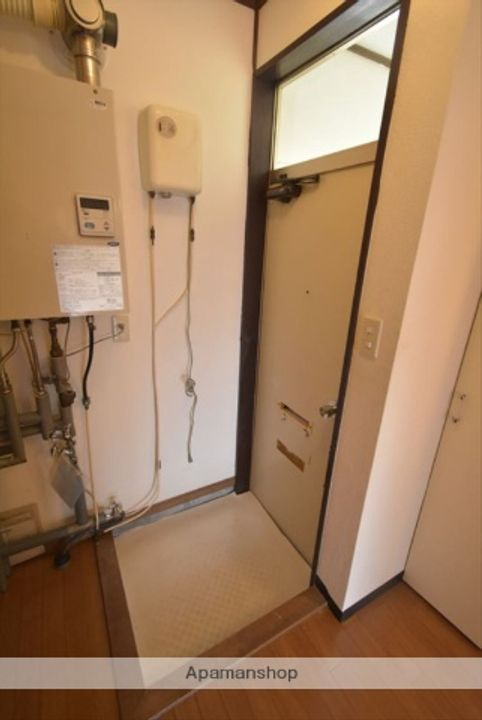 新勇ハイツ202の玄関