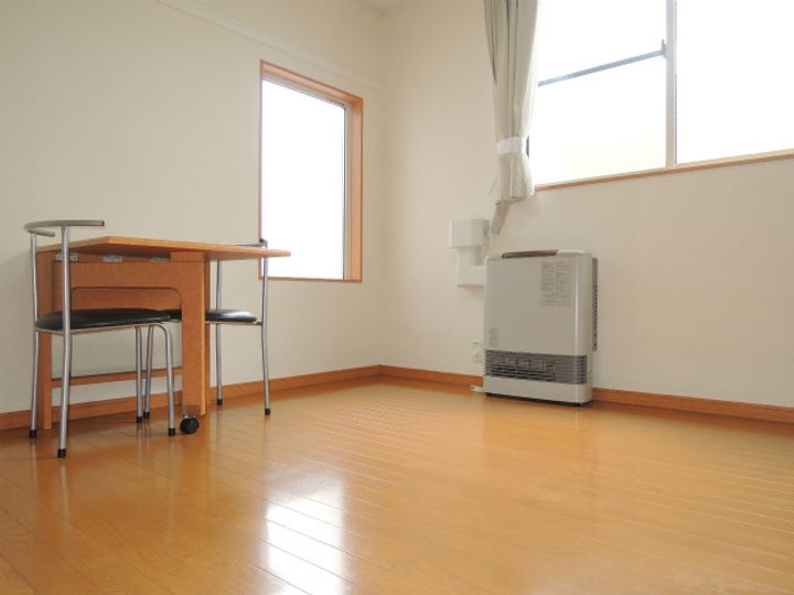 レオパレス平岸高台105の居間