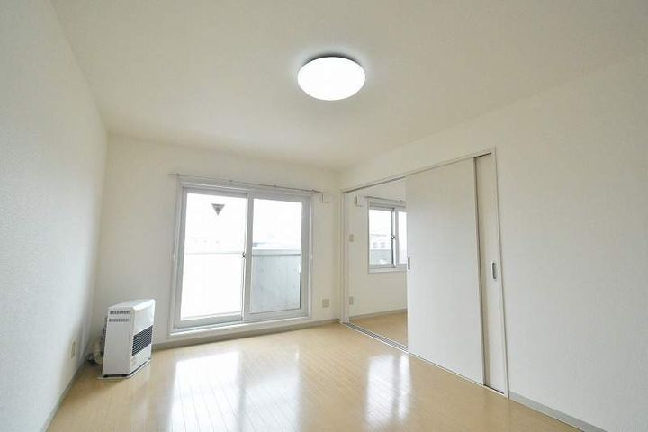 北海道札幌市豊平区美園十条7丁目の賃貸マンションの居間