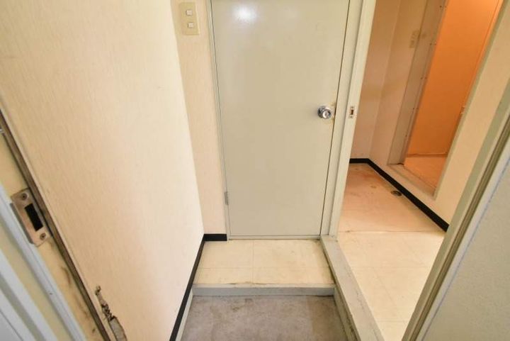 フレスノパーク月寒203の玄関