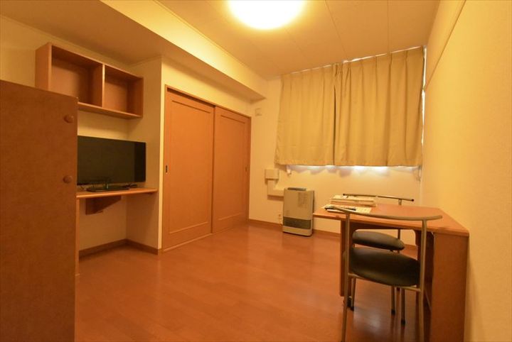 レオパレスフィオーレ月寒110の居間