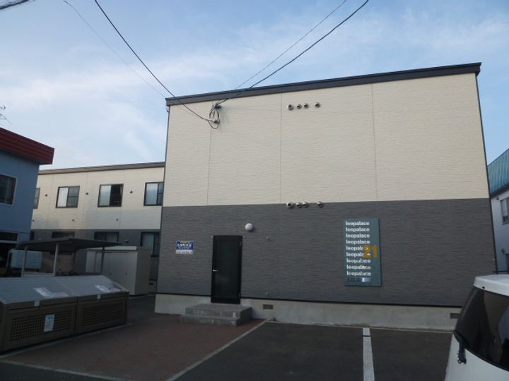 レオパレスフィオーレ月寒110の外観