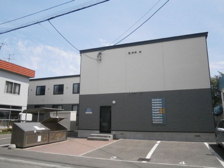 レオパレスフィオーレ月寒110の外観