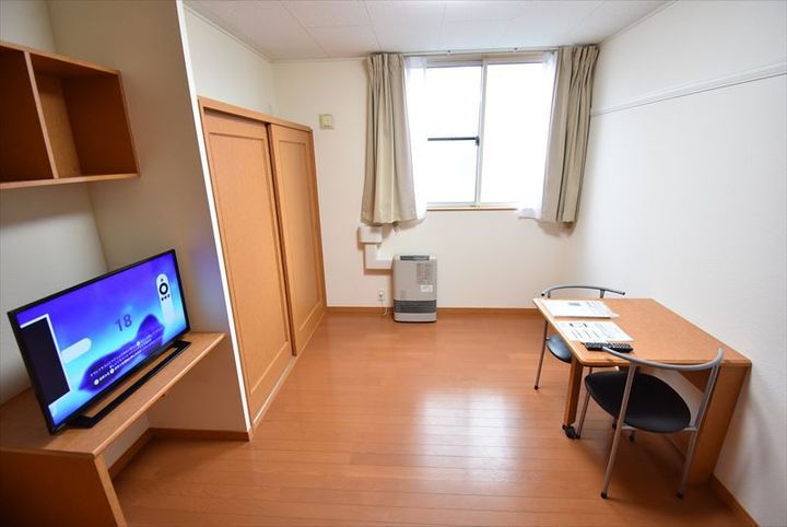 レオパレス里塚ベストフラット103の居間