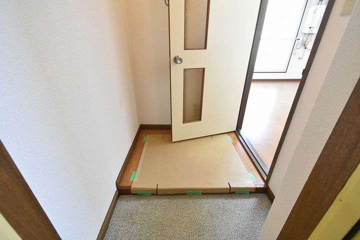 レジデンスやまいち401の玄関