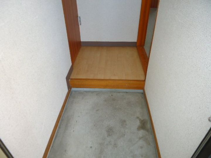 なかやハイツB207の玄関