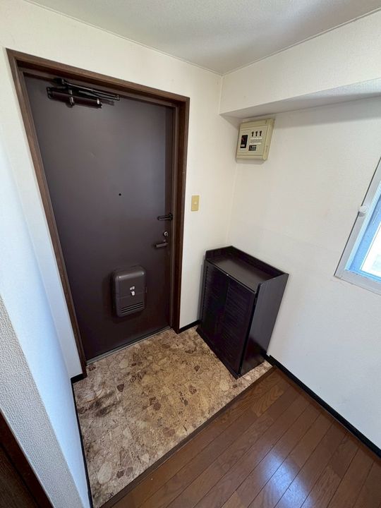 ジオン真栄305の玄関