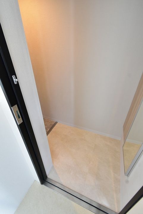 NRJニシオカ302の玄関