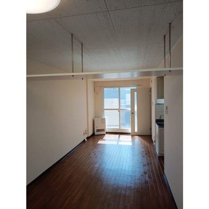 カサデューク澄川81301の居間