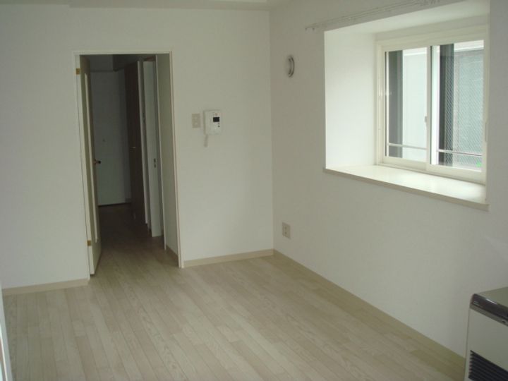 ティアラ本郷の居間