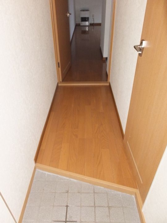 クリエイト旭町A103の玄関