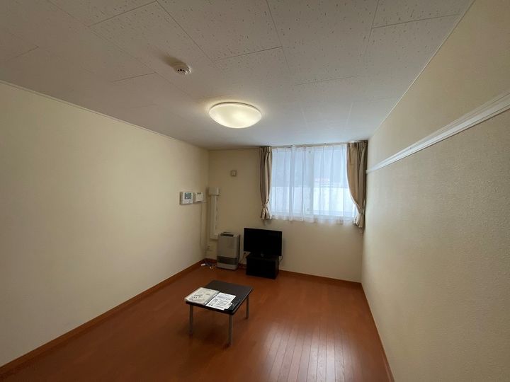 レオパレスハイツあい201の居間
