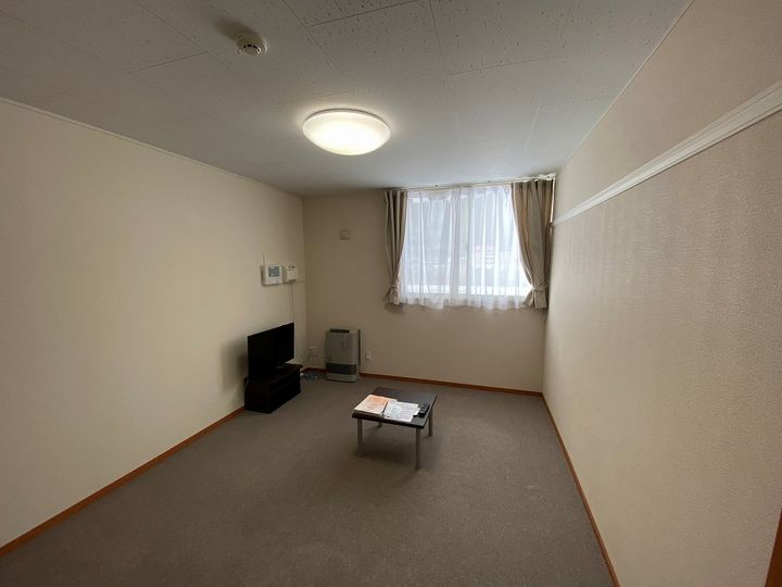 レオパレスハイツあい205の居間