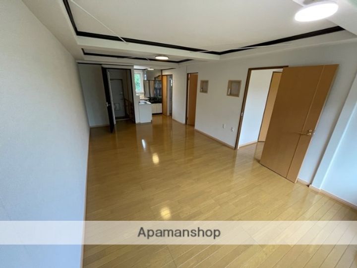 境アパートの居間