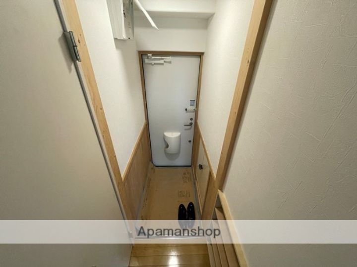 境アパートの玄関