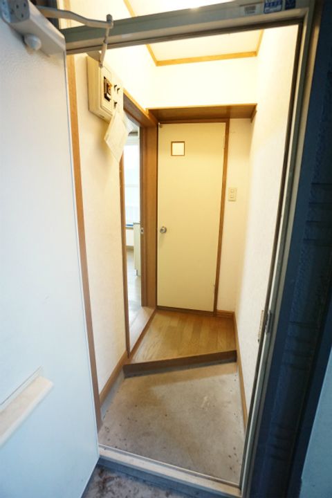 フローレンス彩103の玄関