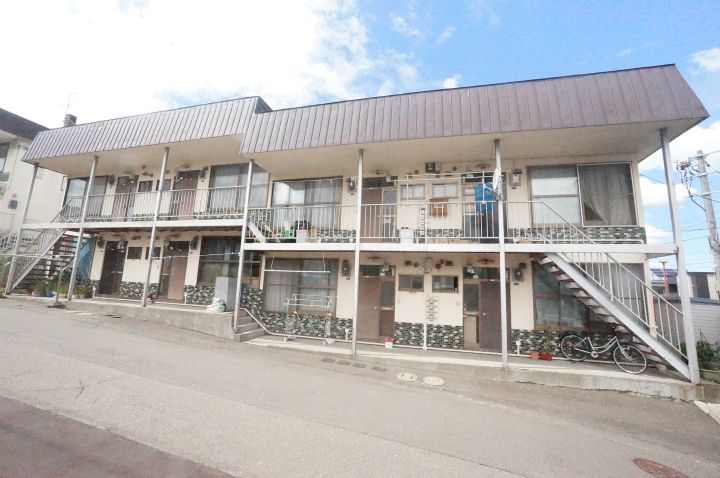 大場ハイツ2号棟の外観