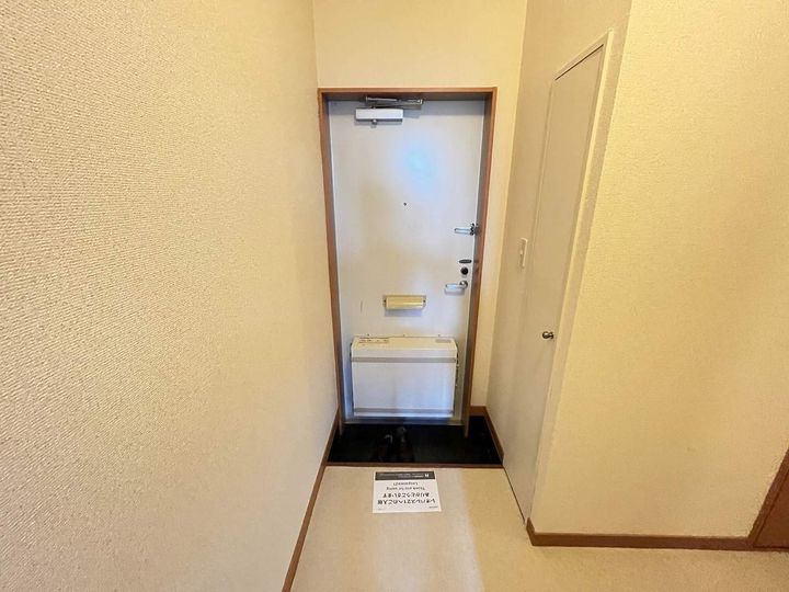 レオパレス金山104の玄関
