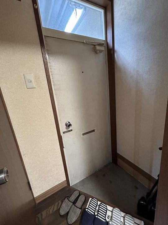 プラタナス曙A棟102の玄関