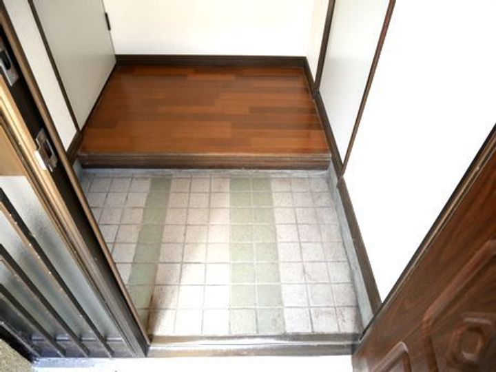 栄ハイツの玄関