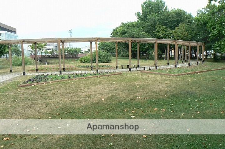 秀明シャレの周辺