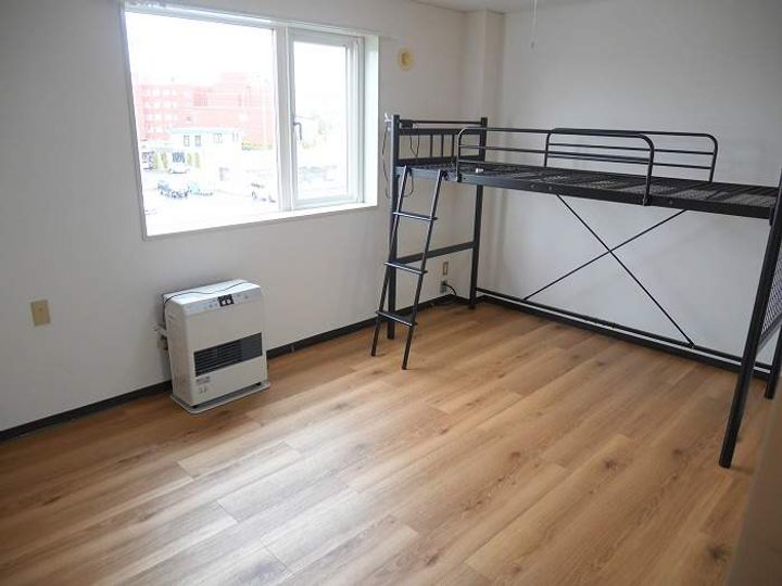 北海道岩見沢市美園七条8丁目の賃貸マンションの居間