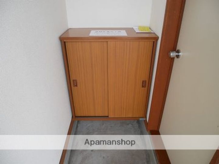 エイトマンションの玄関