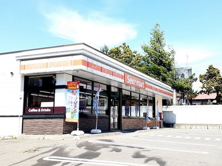 クリスタルコートの周辺