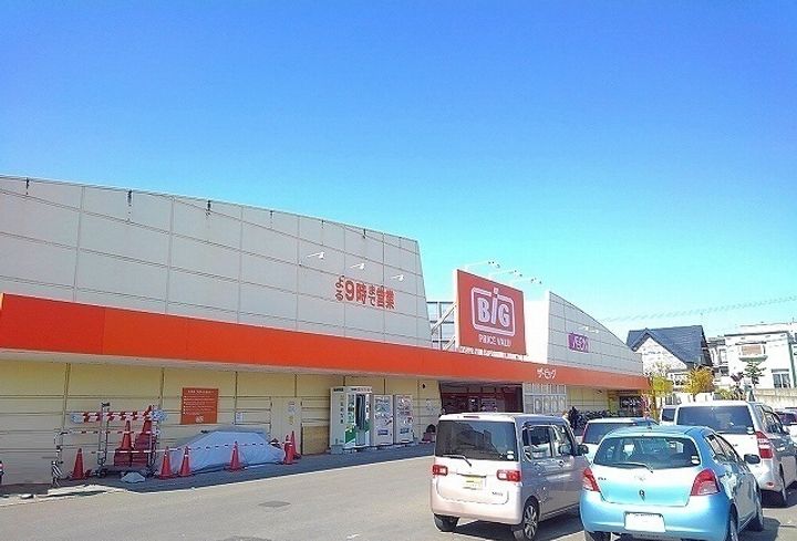 クリスタルコートの周辺