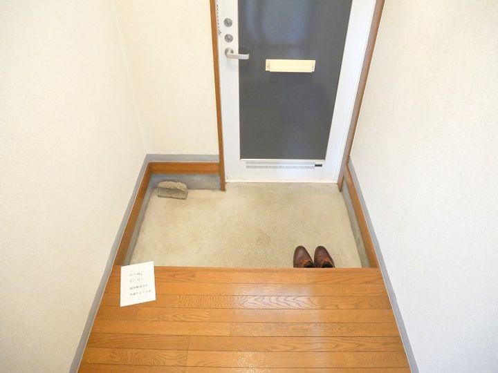 ハイツファミールⅠの玄関