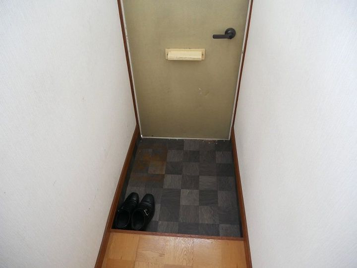 西尾ハイツの玄関