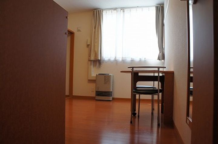 レオパレスPEACEFUL元町107の居間