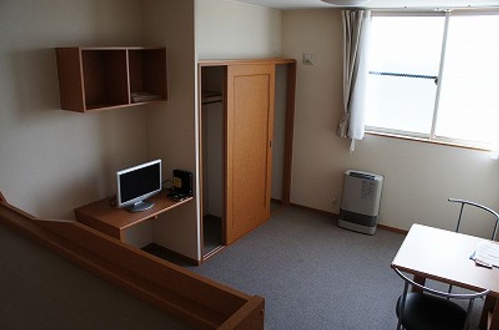 レオパレスPEACEFUL元町208の居間