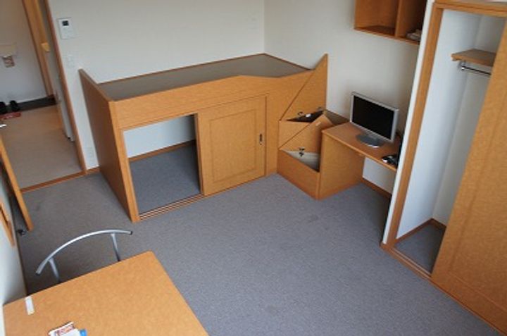 レオパレスPEACEFUL元町212の居間