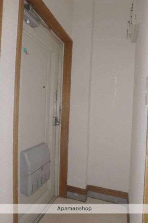 かねよし第2ビルマンションの玄関