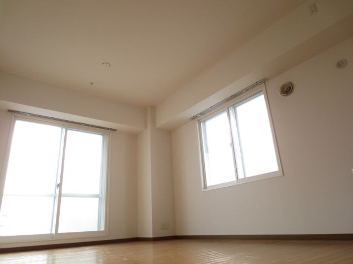 ティアラタワー中島倶楽部(Ⅰ−Ⅳ)の居間