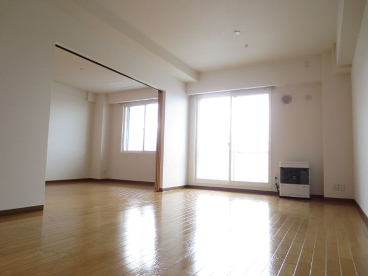 ティアラタワー中島倶楽部(Ⅰ−Ⅳ)の居間
