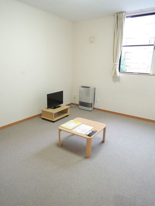 レオパレスメゾン 山 鼻の居間