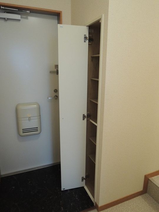 レオパレスメゾン 山 鼻の玄関